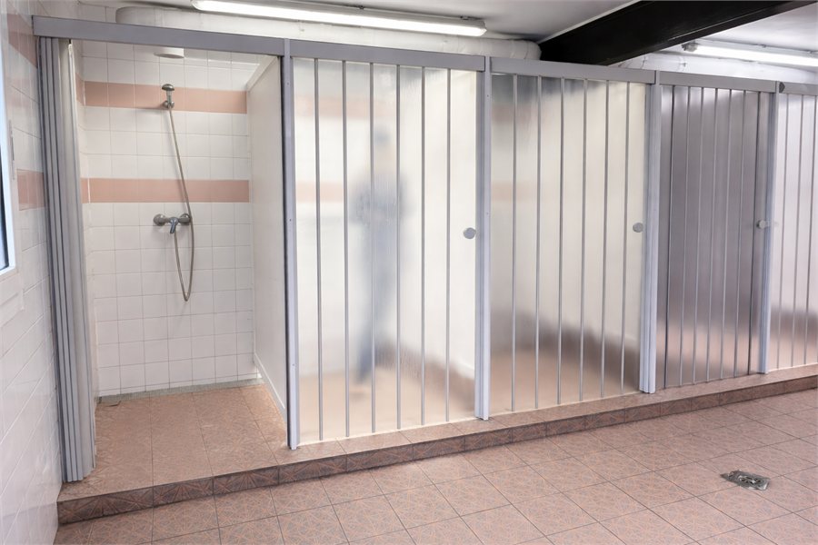 Mampara Maducha en vestuario o instalaci&oacute;n de uso colectivo